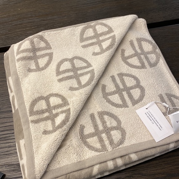 Anine Bing Bahia Towel. Monogram print - Picture 5 of 5